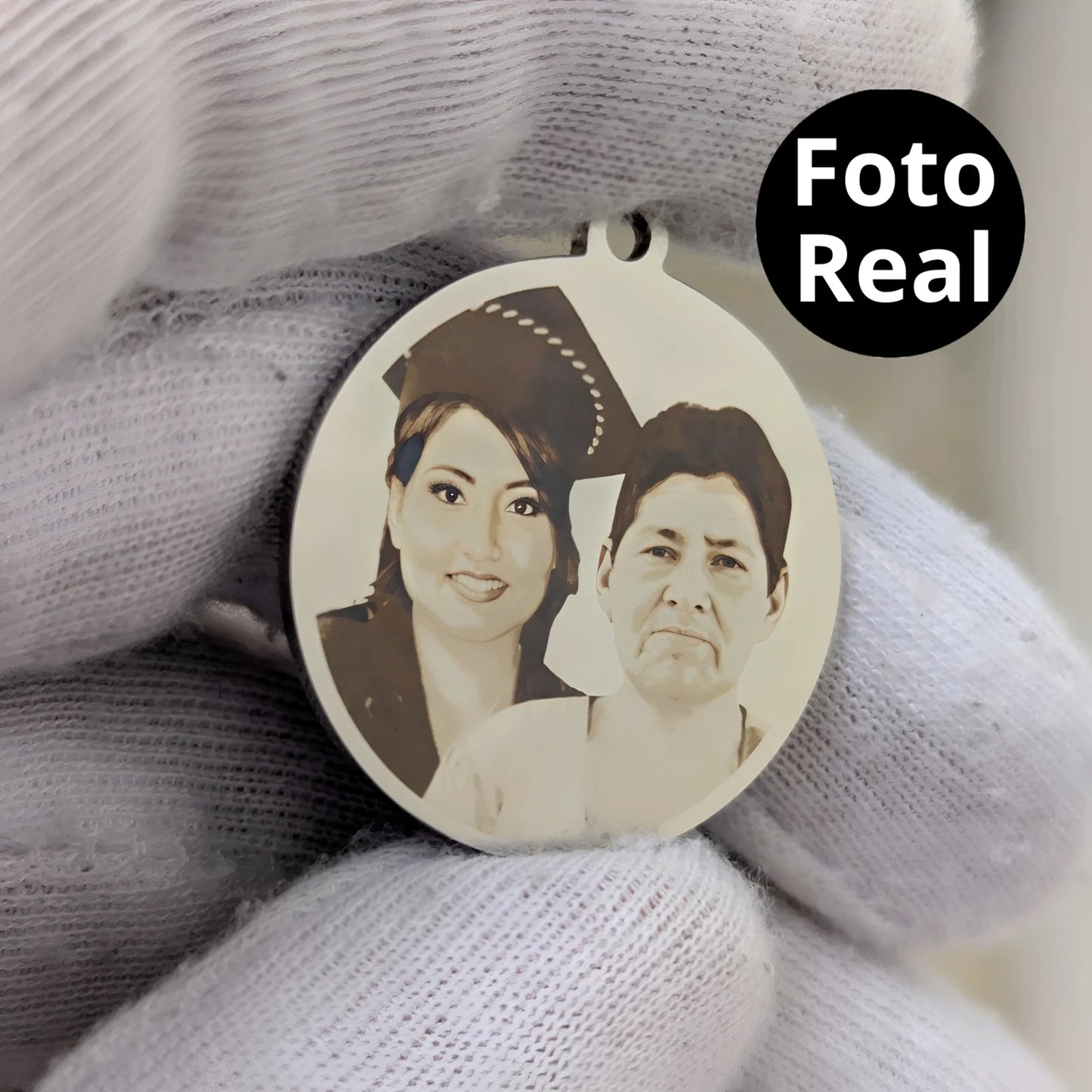 Collar con foto en formato realista y mensaje en la parte de atrás