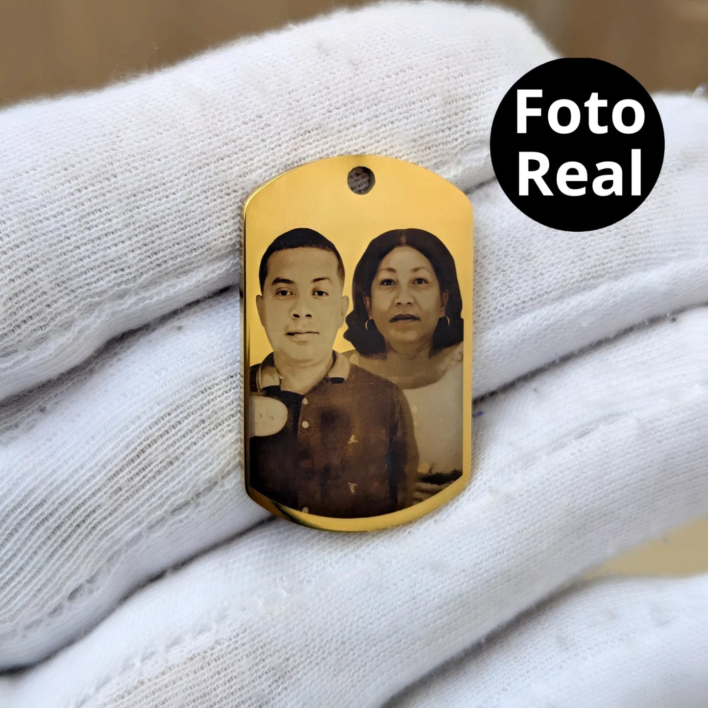 Collar con foto en formato realista y mensaje en la parte de atrás