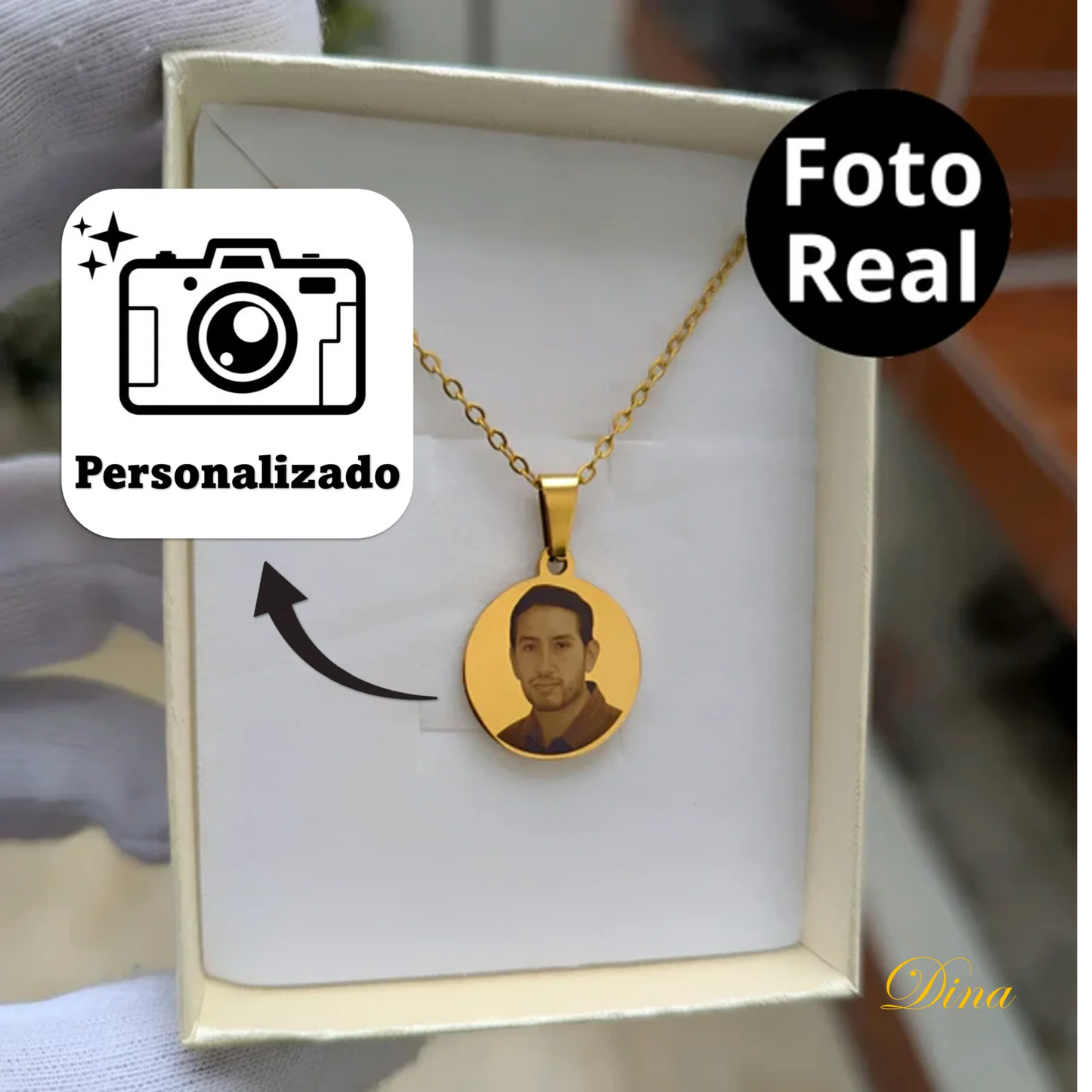 Collar con foto en formato realista y mensaje en la parte de atrás