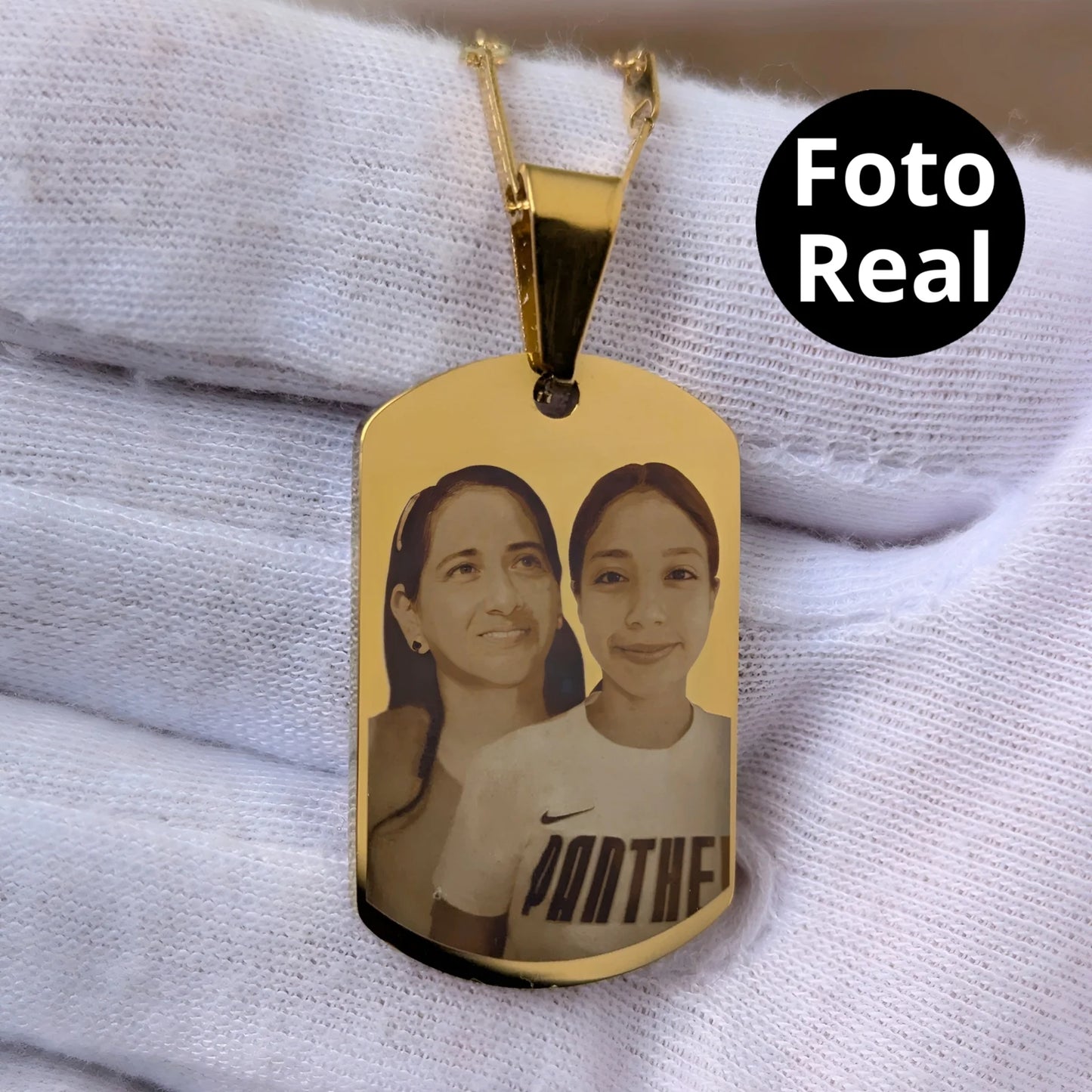 Collar con foto en formato realista y mensaje en la parte de atrás
