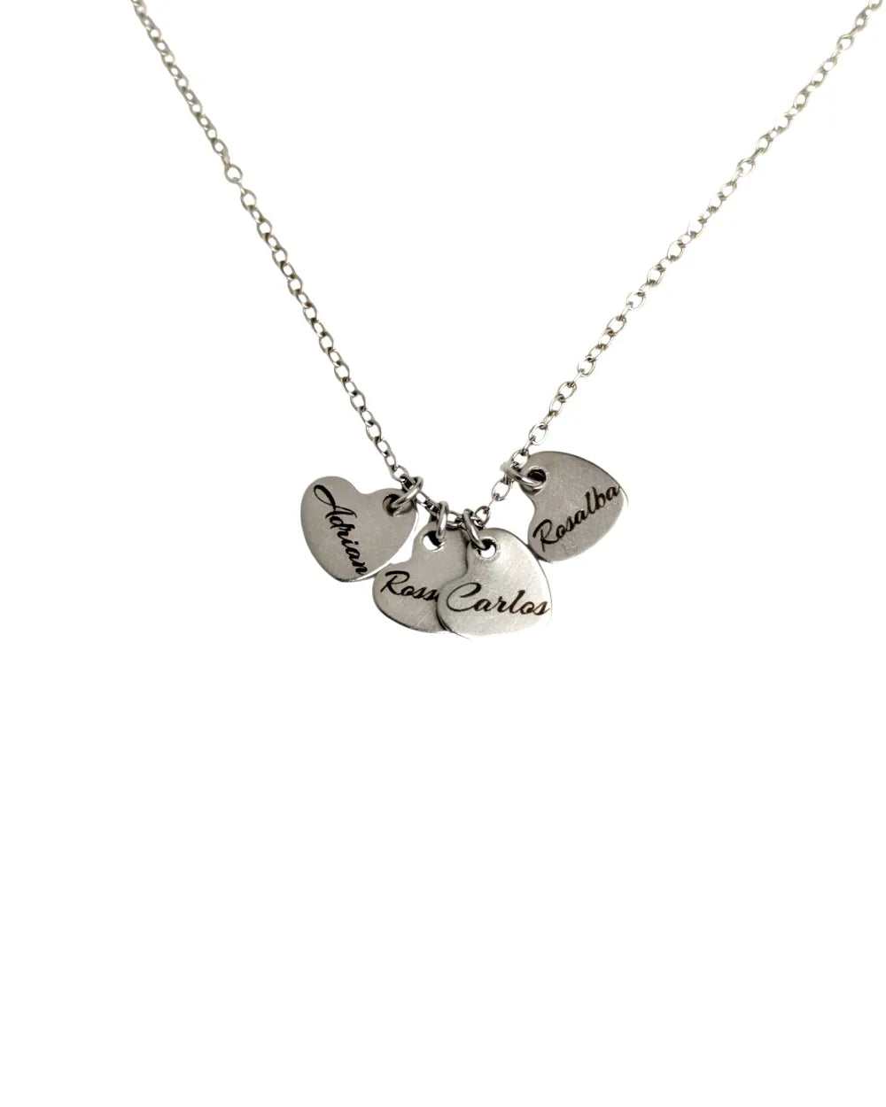 Collar Familia de Corazones: Cadena de acero con dijes grabados con nombre