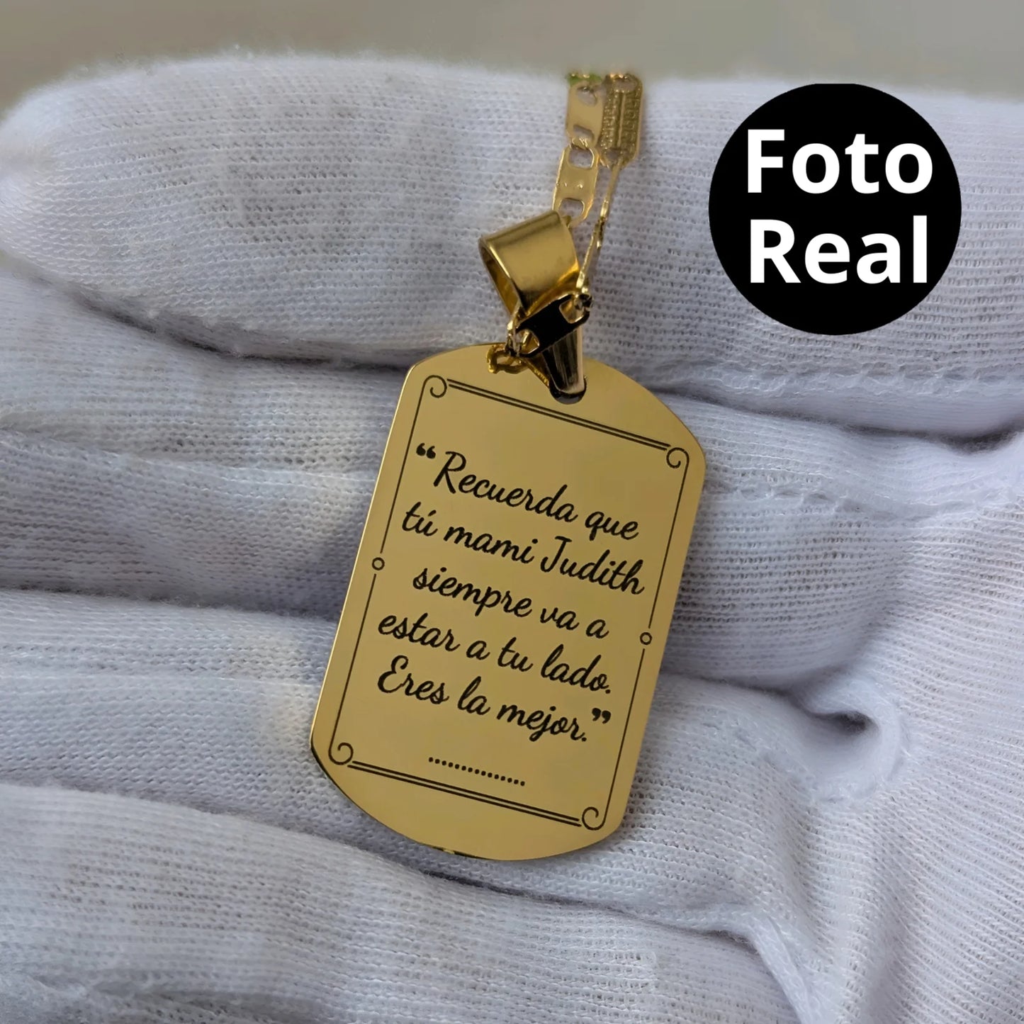 Collar con foto en formato realista y mensaje en la parte de atrás
