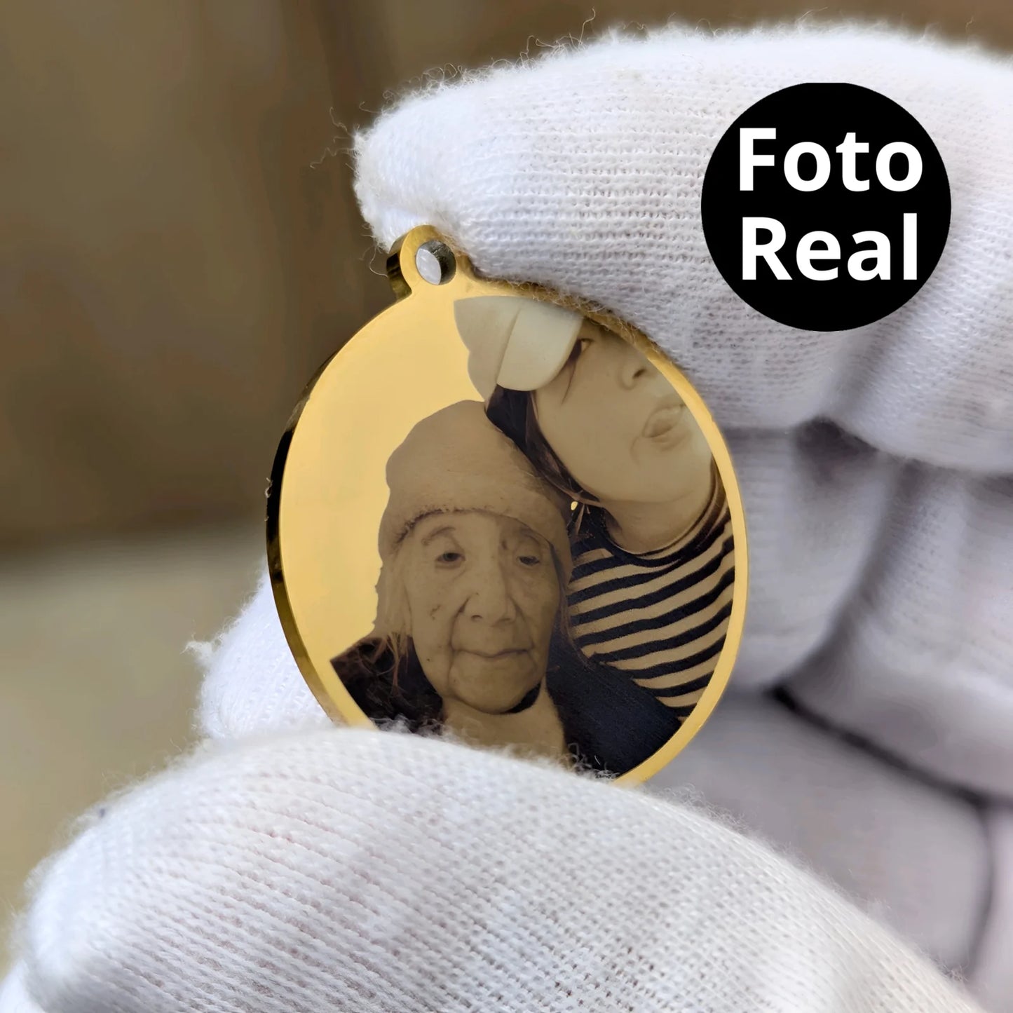 Collar con foto en formato realista y mensaje en la parte de atrás