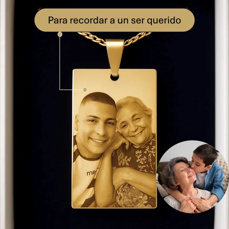 Collar con foto en formato realista y mensaje en la parte de atrás