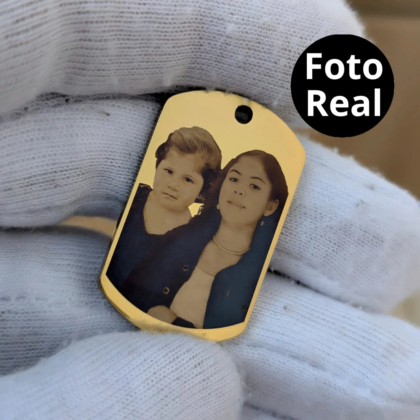 Collar con foto en formato realista y mensaje en la parte de atrás