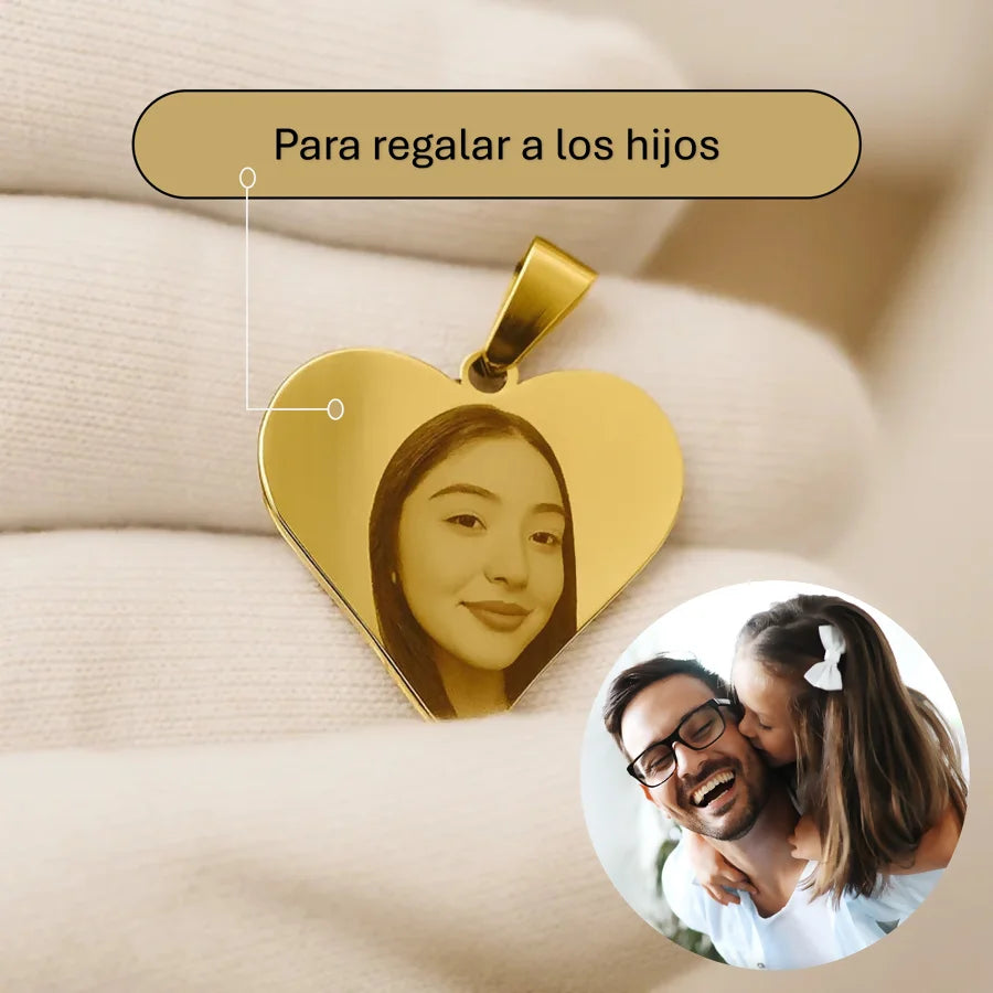 Collar con foto en formato realista y mensaje en la parte de atrás