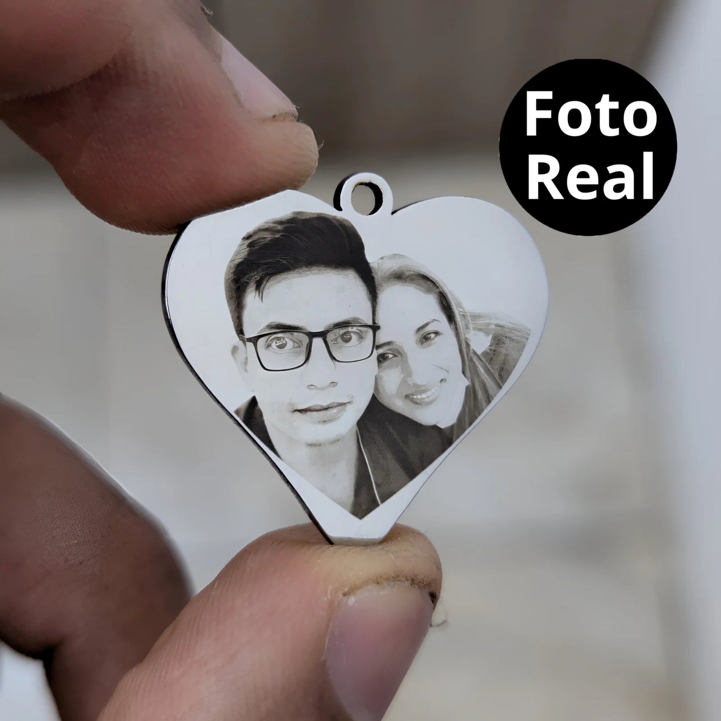 Collar con foto en formato realista y mensaje en la parte de atrás