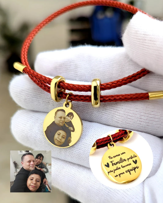 Pulsera Siempre Contigo: Pulsera cordón rojo con dije redondo dorado con foto y mensaje