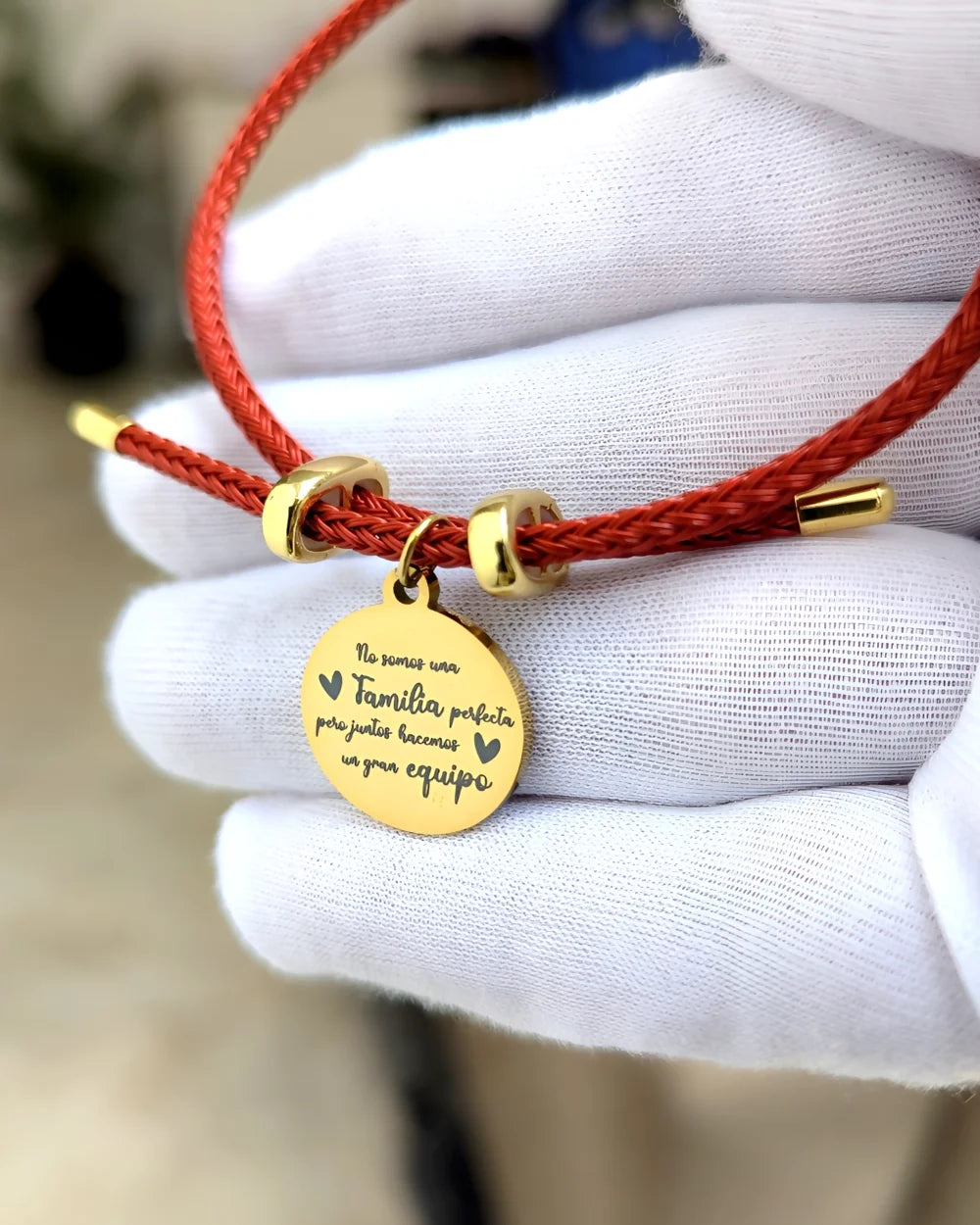 Pulsera Siempre Contigo: Pulsera cordón rojo con dije redondo dorado con foto y mensaje
