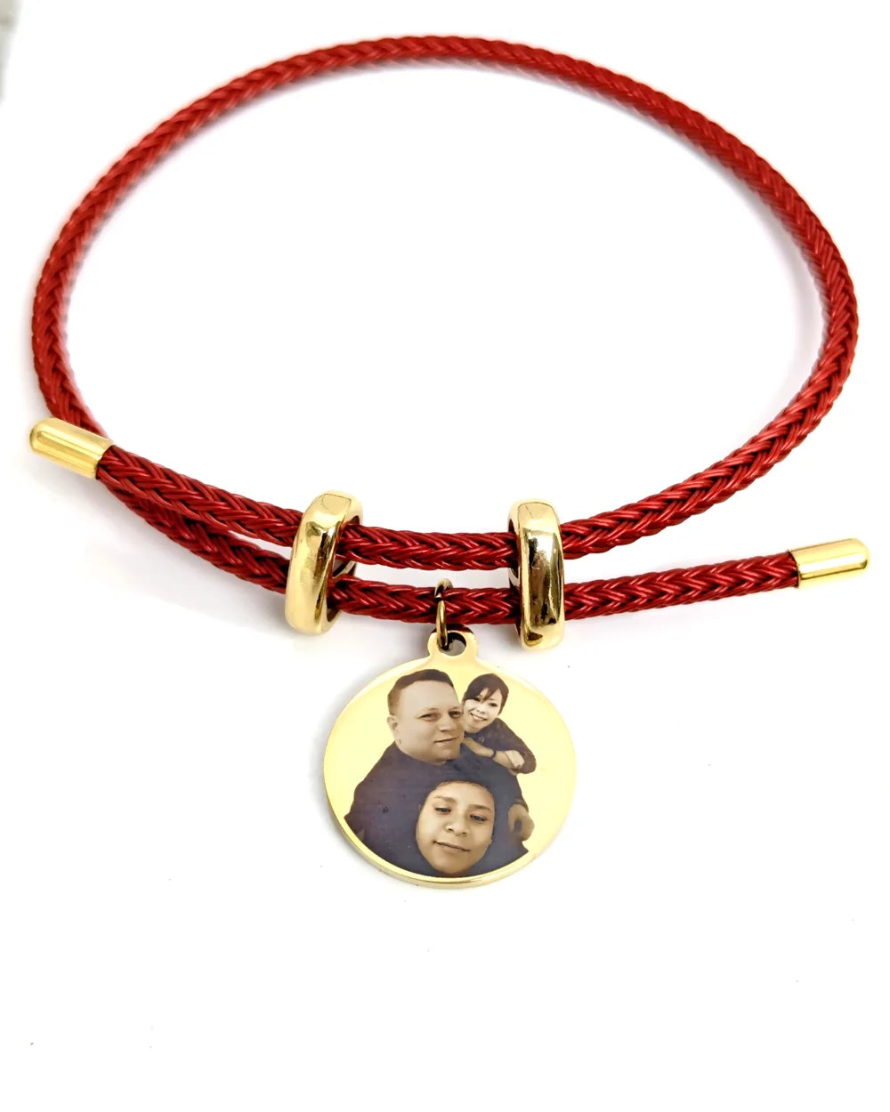 Pulsera Siempre Contigo: Pulsera cordón rojo con dije redondo dorado con foto y mensaje