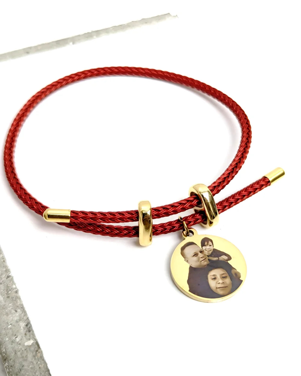 Pulsera Siempre Contigo: Pulsera cordón rojo con dije redondo dorado con foto y mensaje