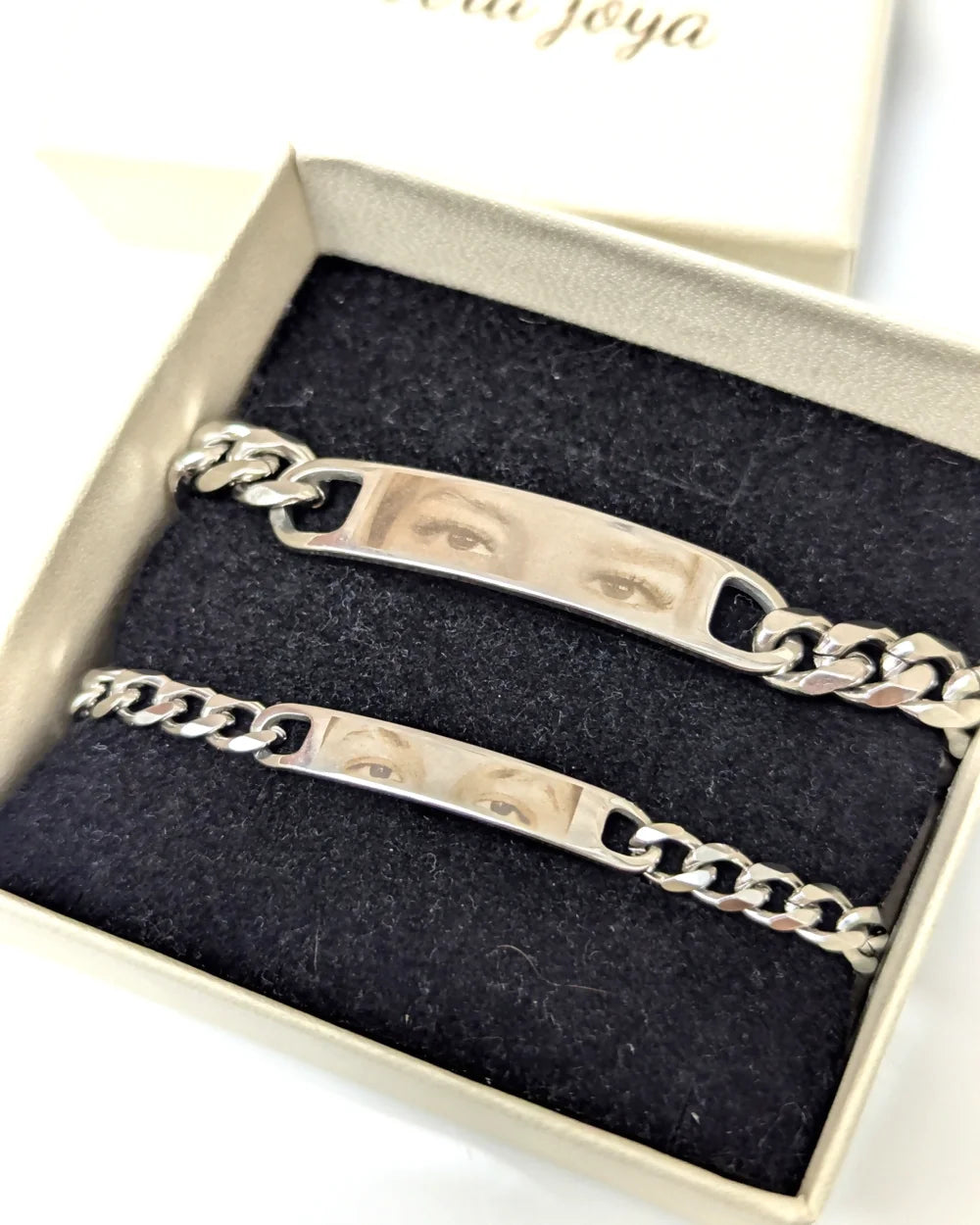 Miradas Gemelas: Pack 2 pulseras de acero de mirada de pareja y mensaje atrás