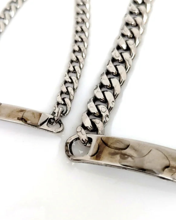 Miradas Gemelas: Pack 2 pulseras de acero de mirada de pareja y mensaje atrás