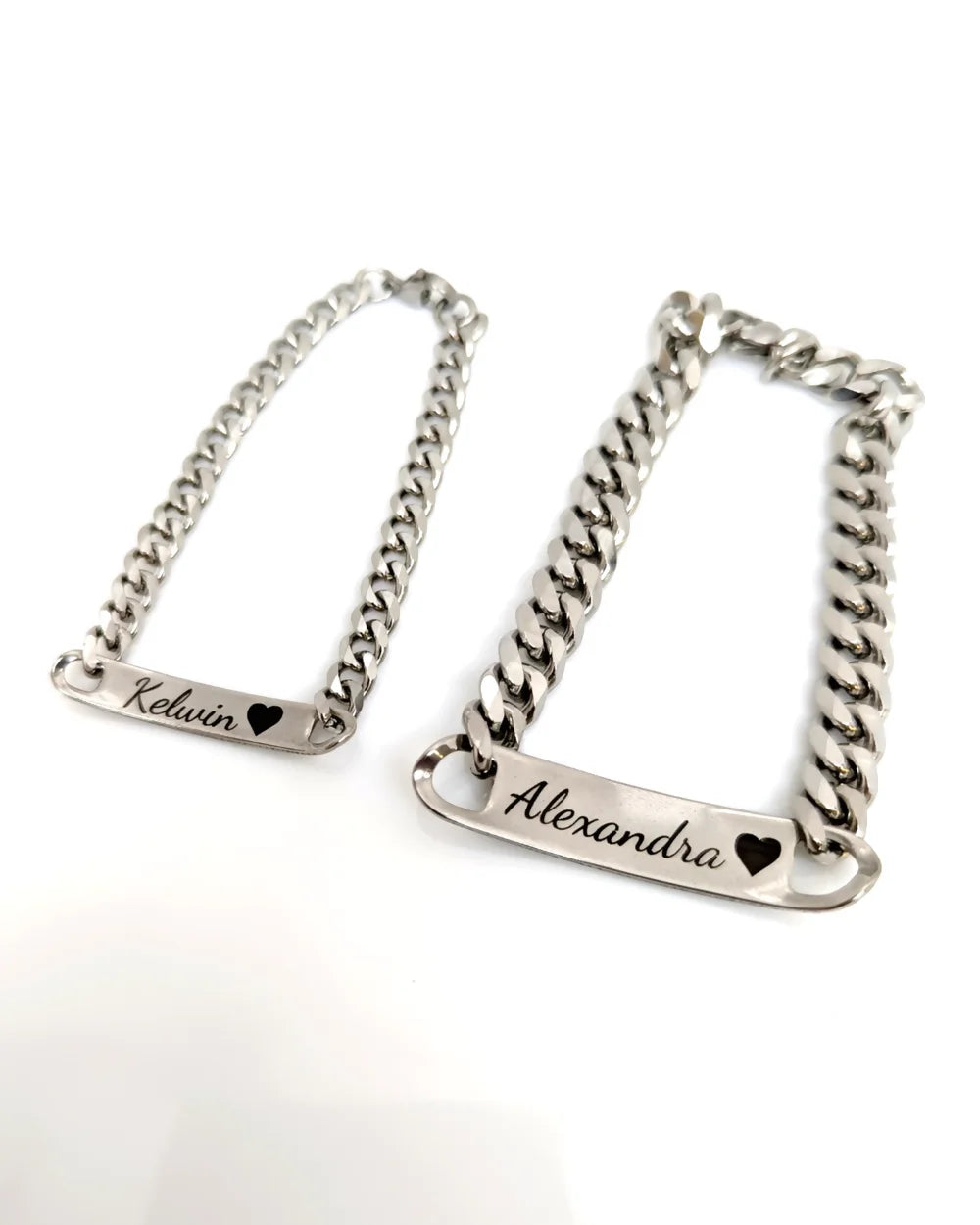 Miradas Gemelas: Pack 2 pulseras de acero de mirada de pareja y mensaje atrás