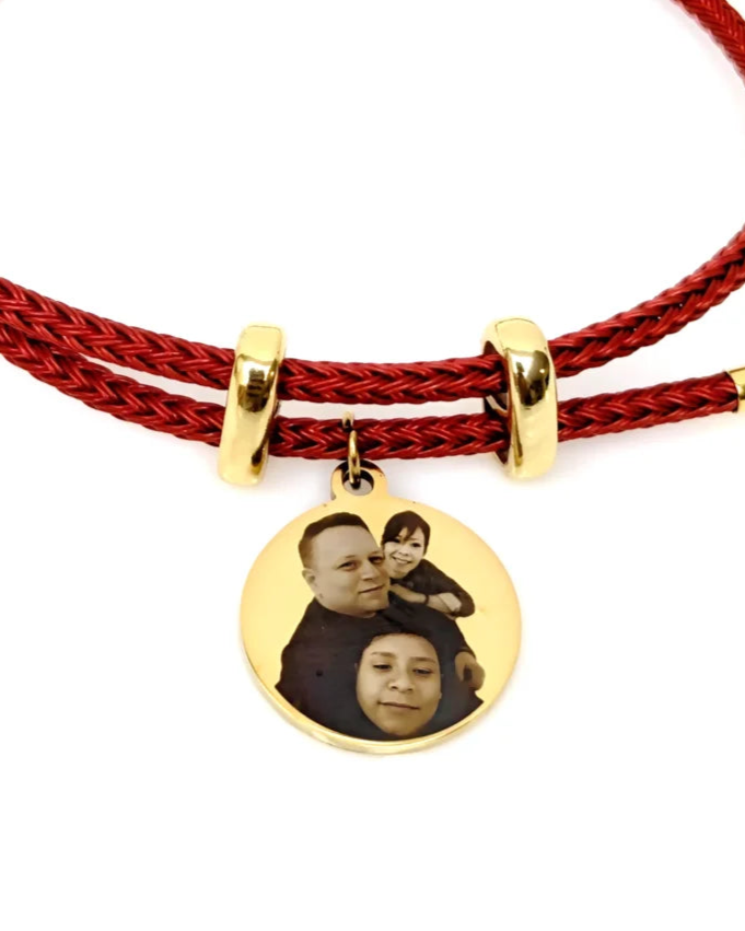 Pulsera Siempre Contigo: Pulsera cordón rojo con dije redondo dorado con foto y mensaje
