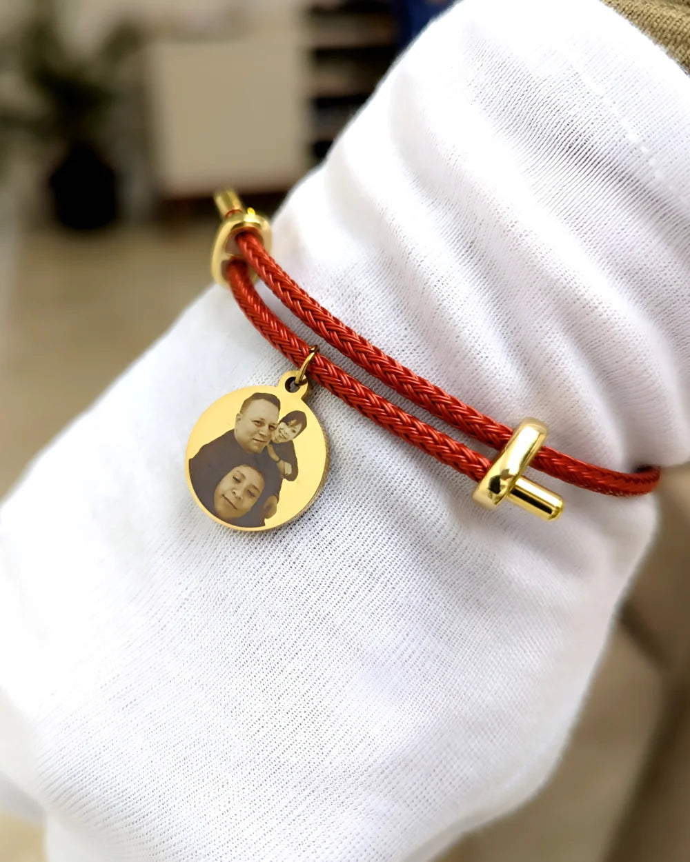 Pulsera Siempre Contigo: Pulsera cordón rojo con dije redondo dorado con foto y mensaje