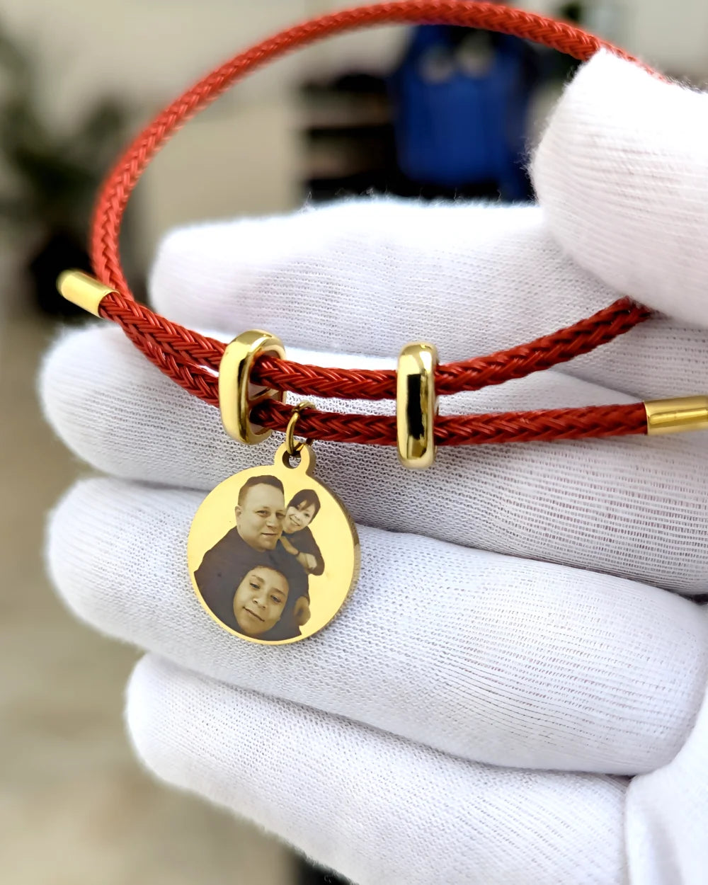 Pulsera Siempre Contigo: Pulsera cordón rojo con dije redondo dorado con foto y mensaje