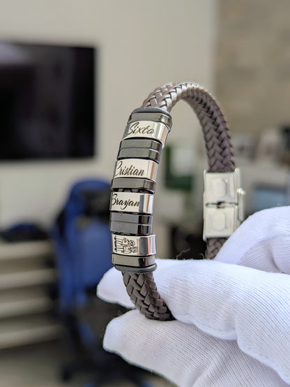 Pulsera elegante plateada de hombre con los nombres de la familia