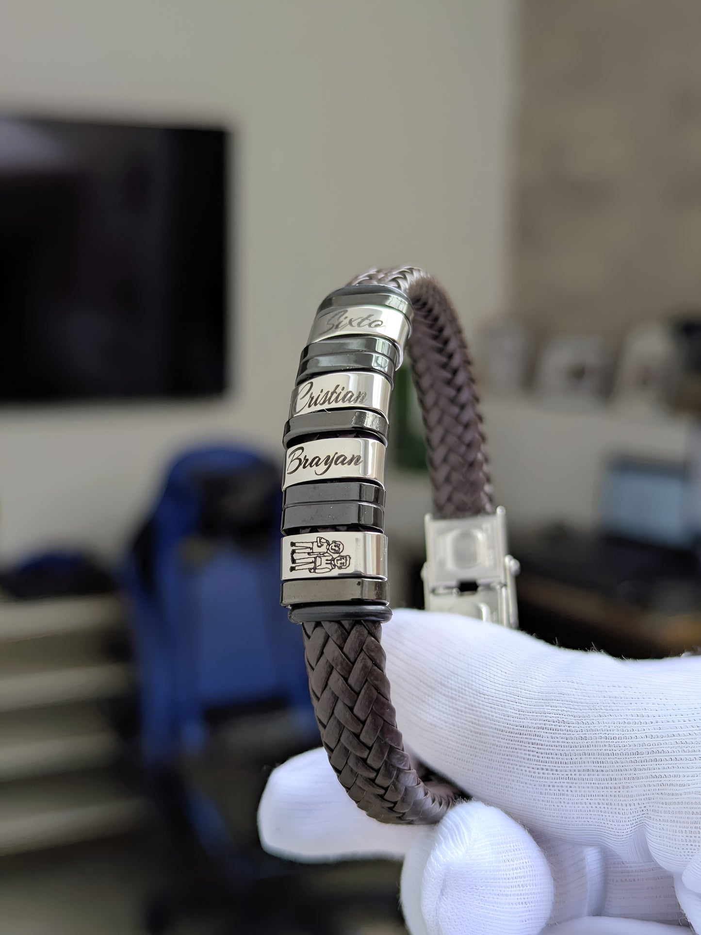 Pulsera elegante plateada de hombre con los nombres de la familia