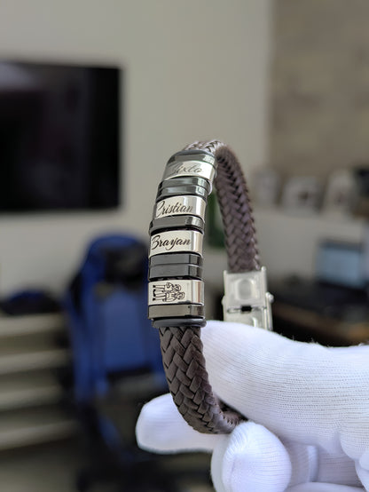 Pulsera elegante plateada de hombre con los nombres de la familia