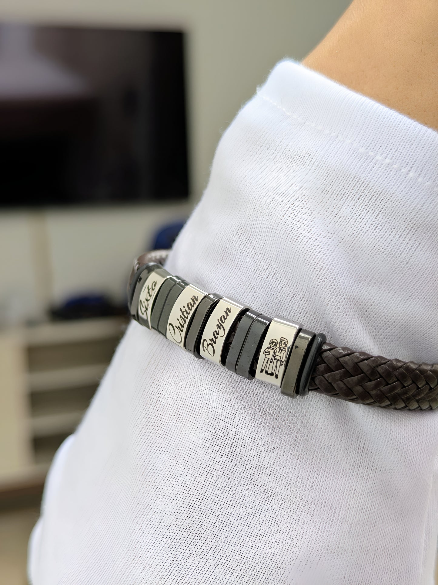 Pulsera elegante plateada de hombre con los nombres de la familia
