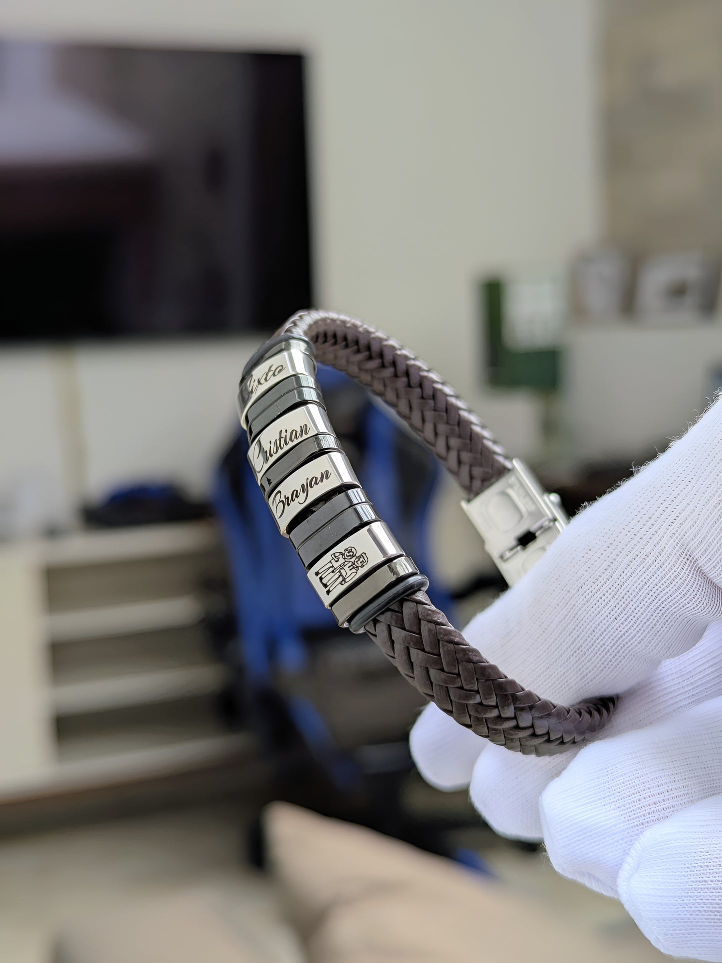 Pulsera elegante plateada de hombre con los nombres de la familia