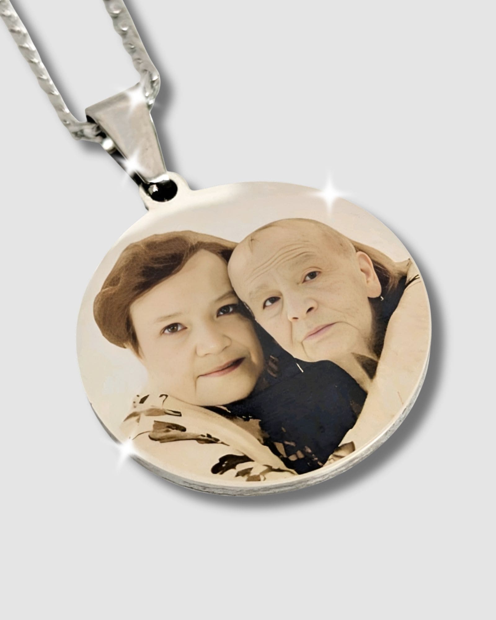 Necklace with photo in realistic format and message on the back