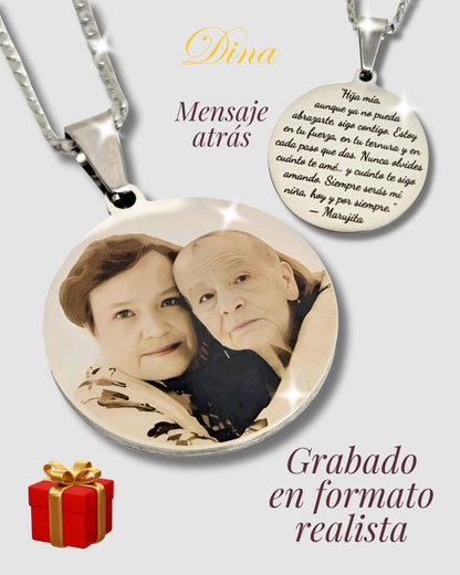 Collar con foto en formato realista y mensaje en la parte de atrás
