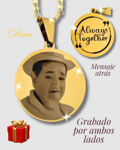 Collar con foto en formato realista y mensaje en la parte de atrás