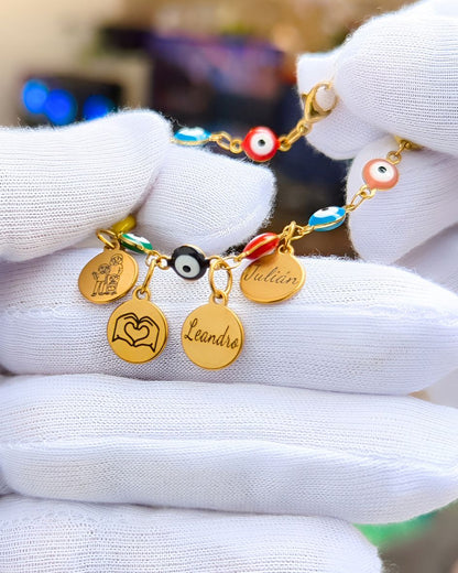 Pulsera Ojo Turco grabada con los nombres de la familia en acero