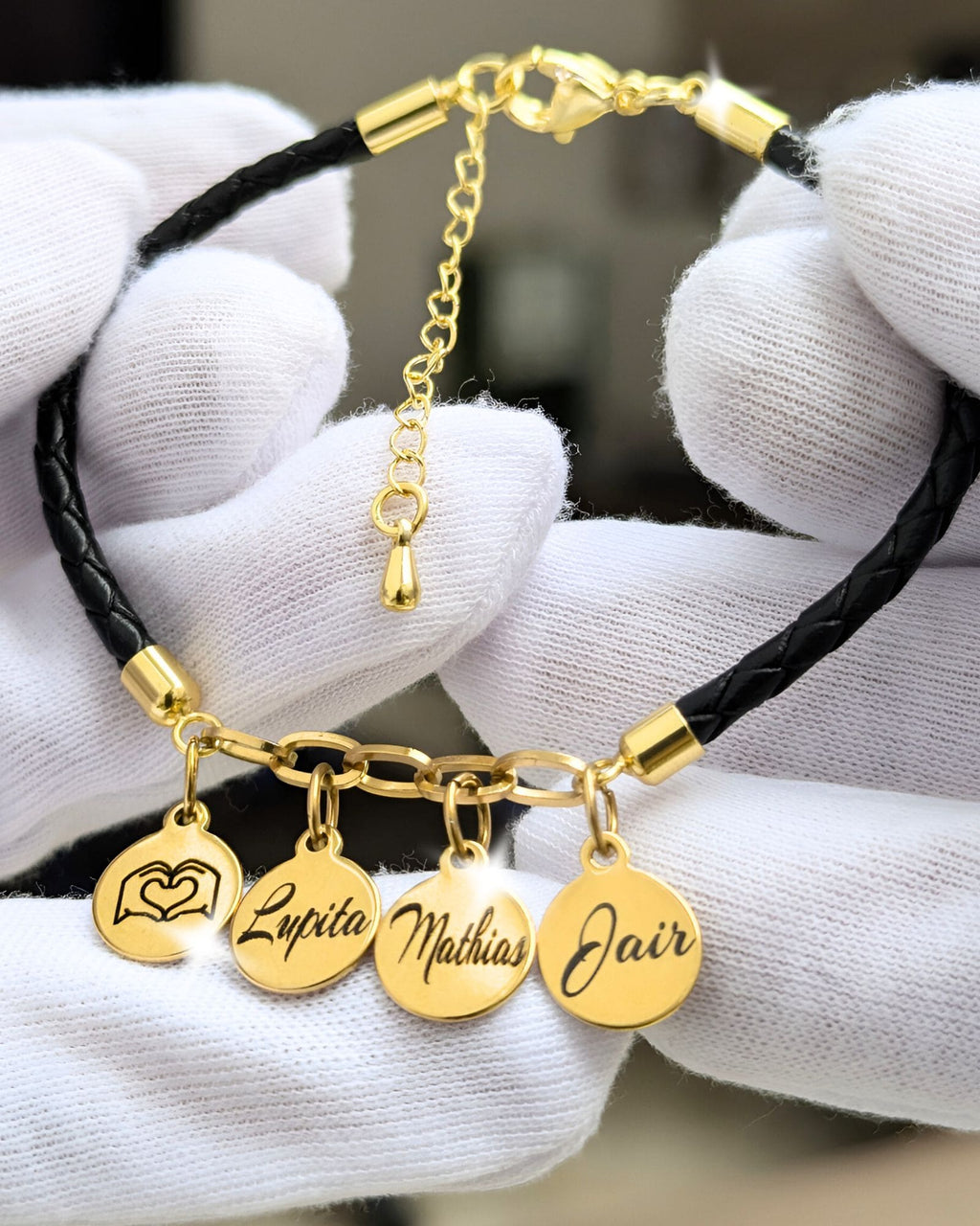 Pulsera con nombres de la familia en cuero
