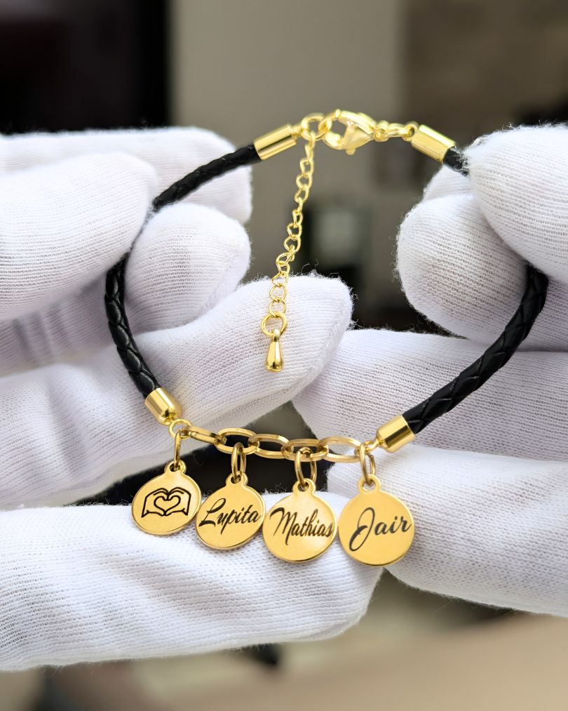 Familia Amada: Pulsera grabada con los nombres de la familia en acero y cuero