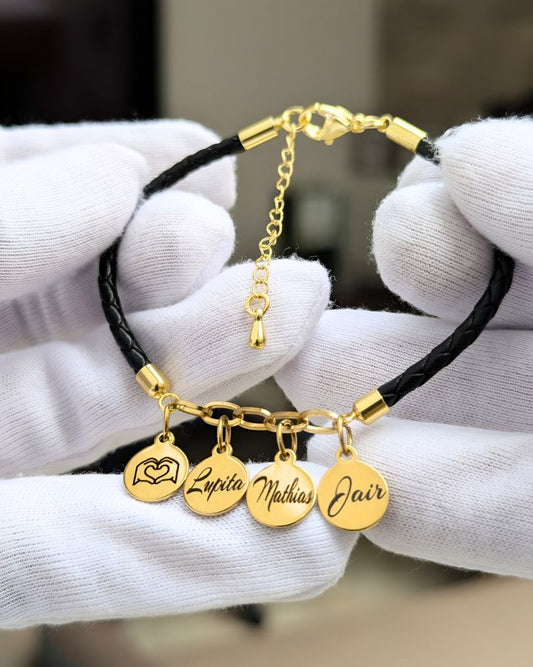 Familia Amada: Pulsera grabada con los nombres de la familia en acero y cuero