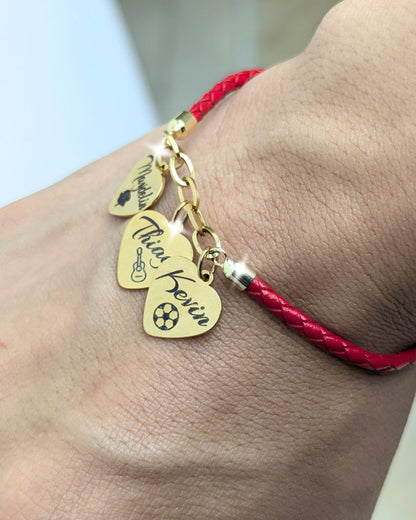 Familia Amada 2: Pulsera grabada en corazones con los nombres de la familia en acero y cuero