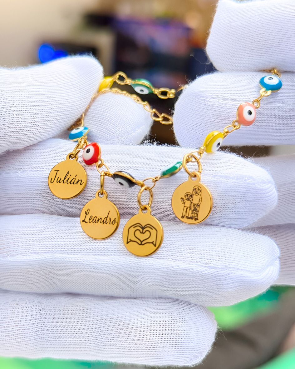 Pulsera Ojo Turco grabada con los nombres de la familia en acero