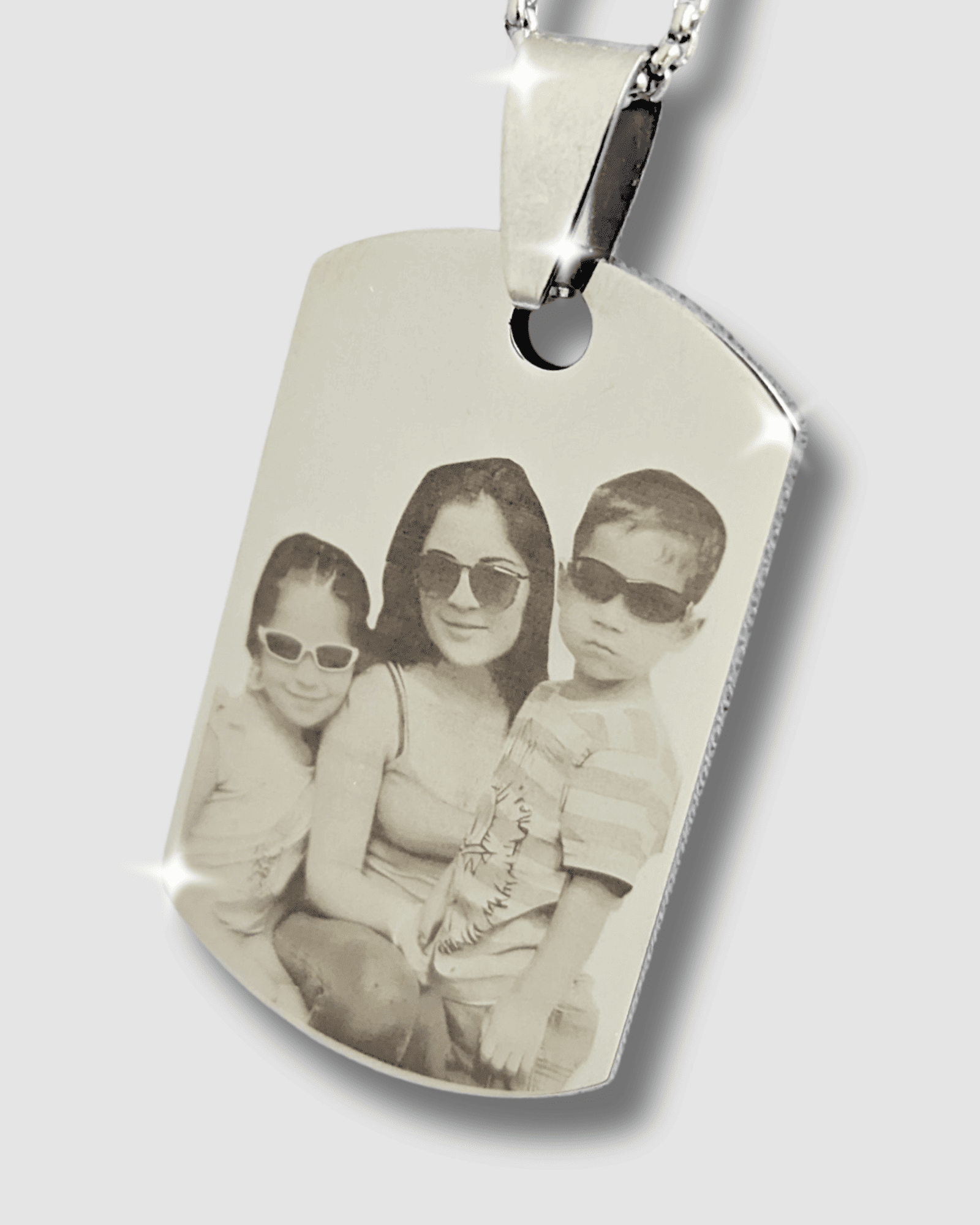 Collar con foto realista y mensaje