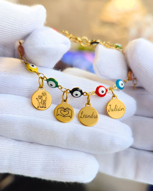 Pulsera Ojo Turco grabada con los nombres de la familia en acero