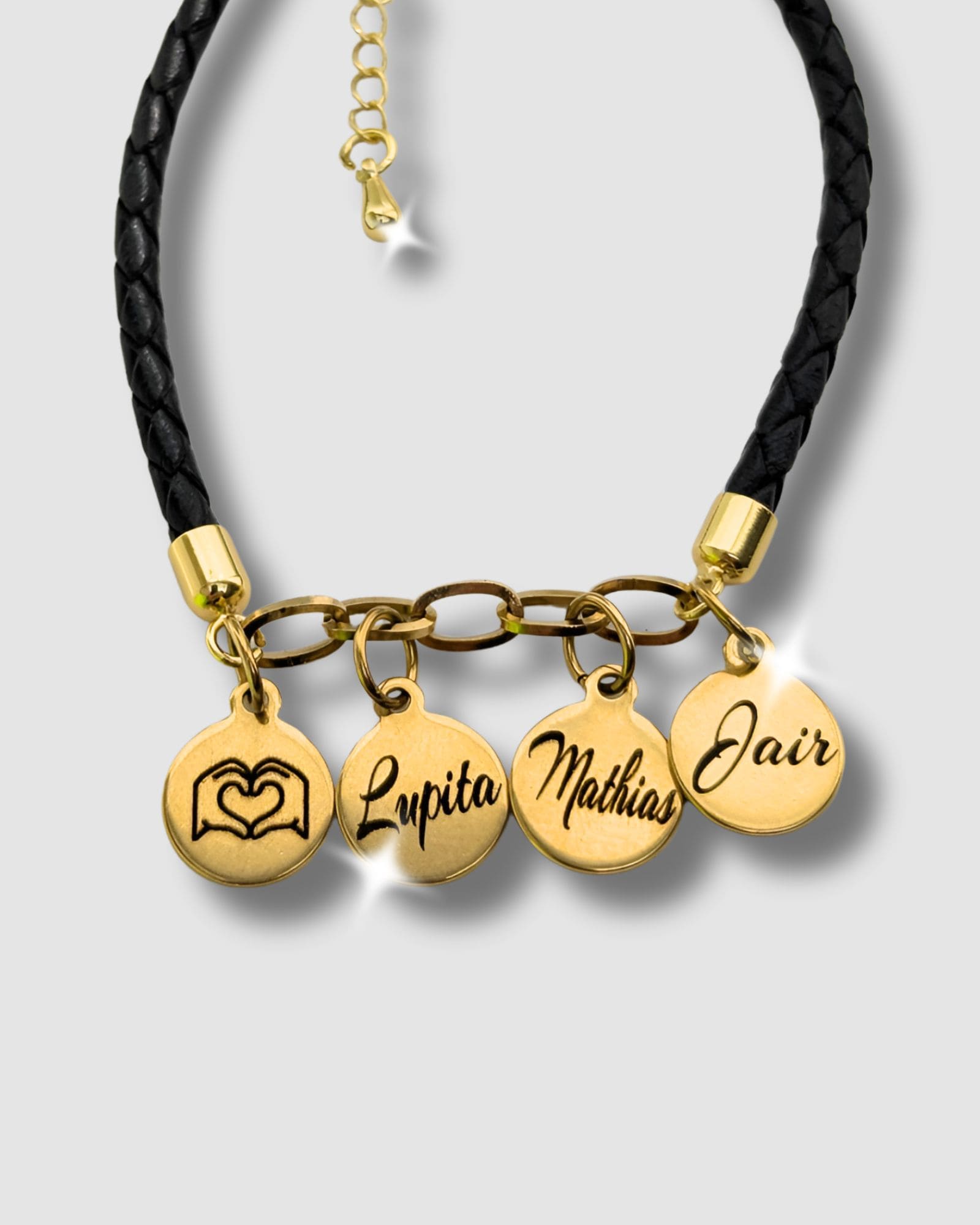 Pulsera con nombres de la familia en cuero