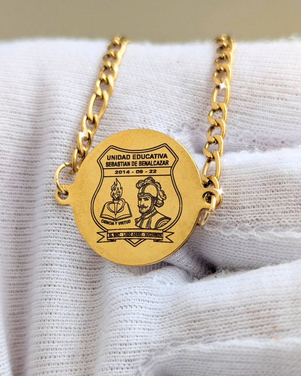 Realistic graduation bracelet