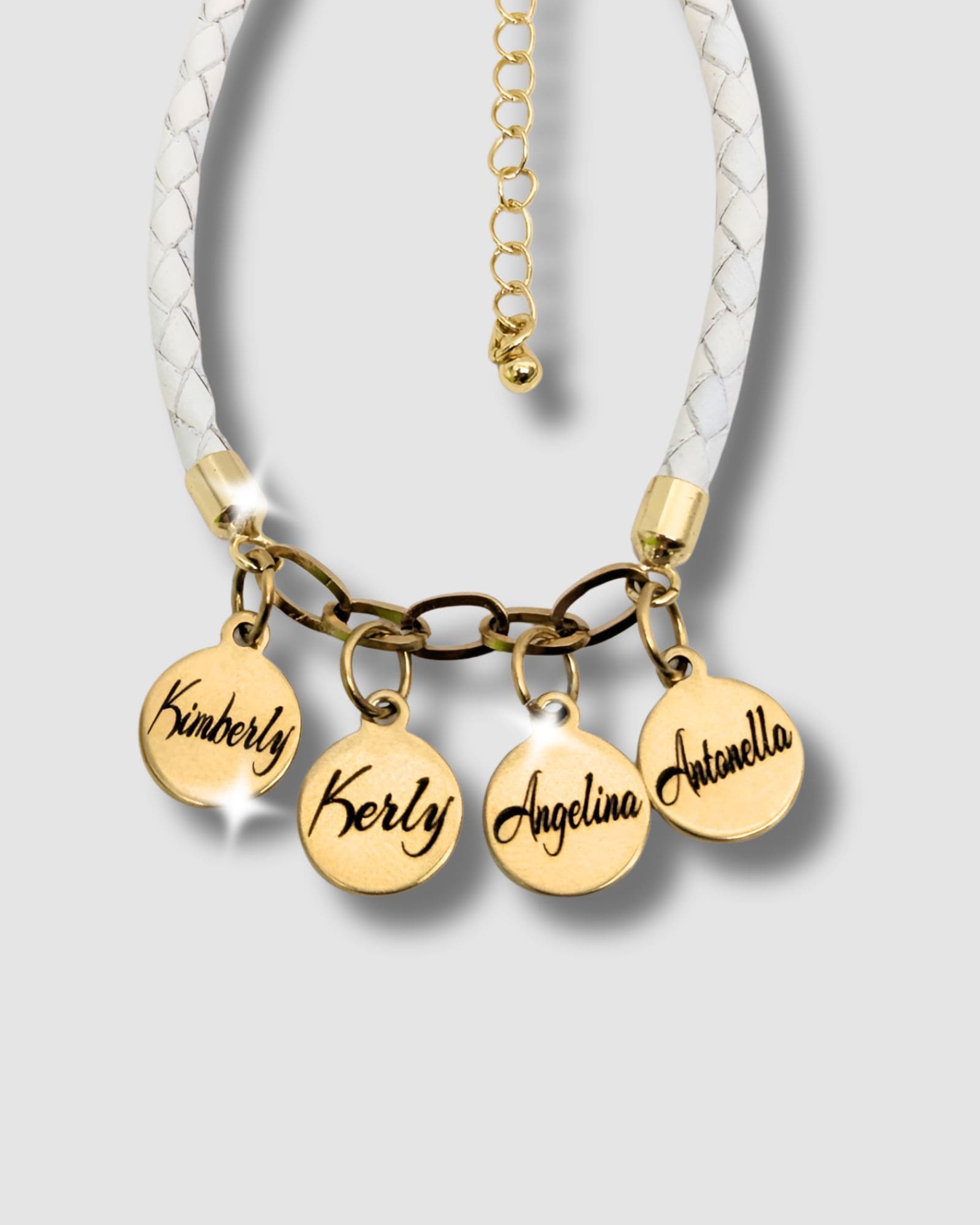 Pulsera con nombres de la familia en cuero