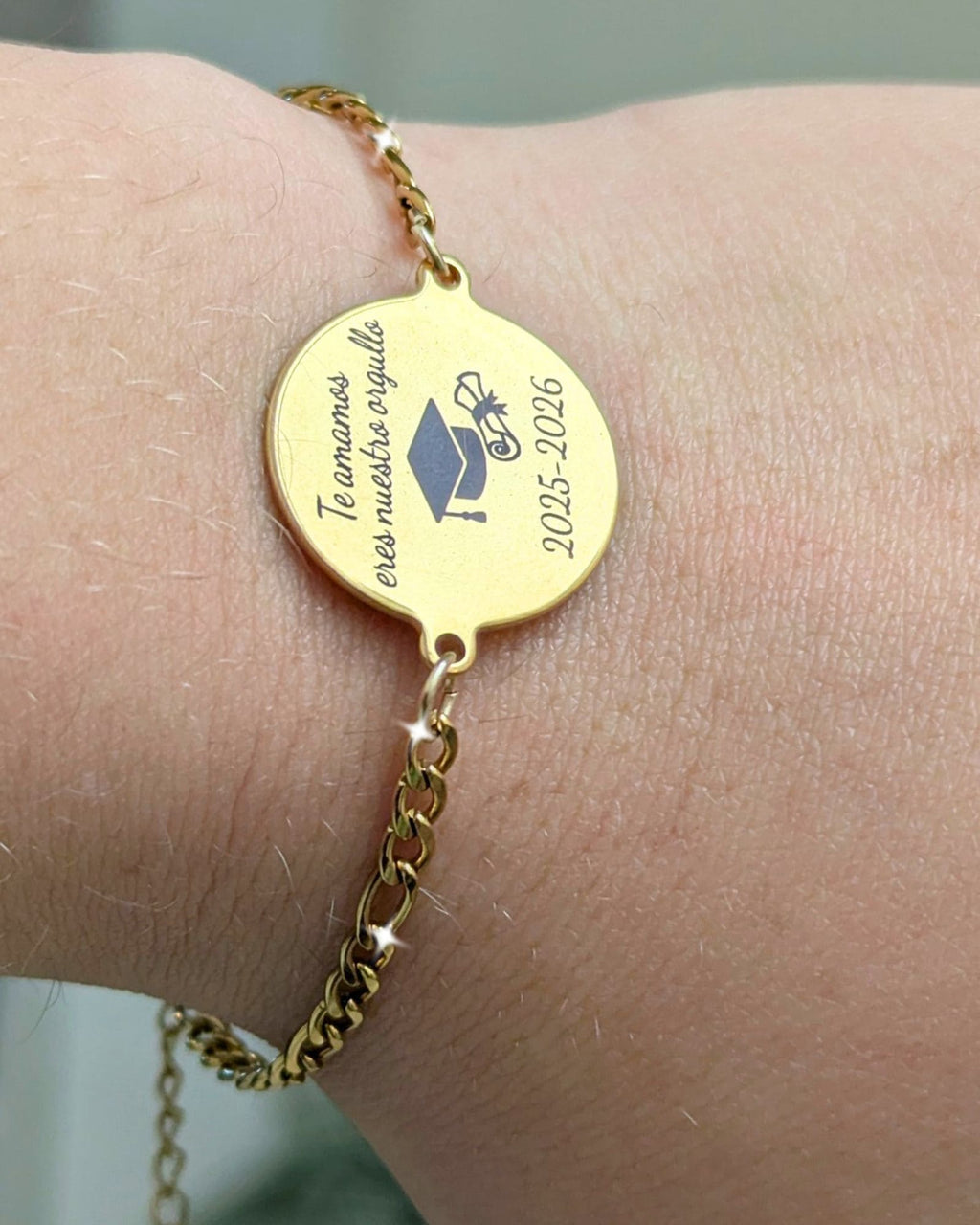 Realistic graduation bracelet