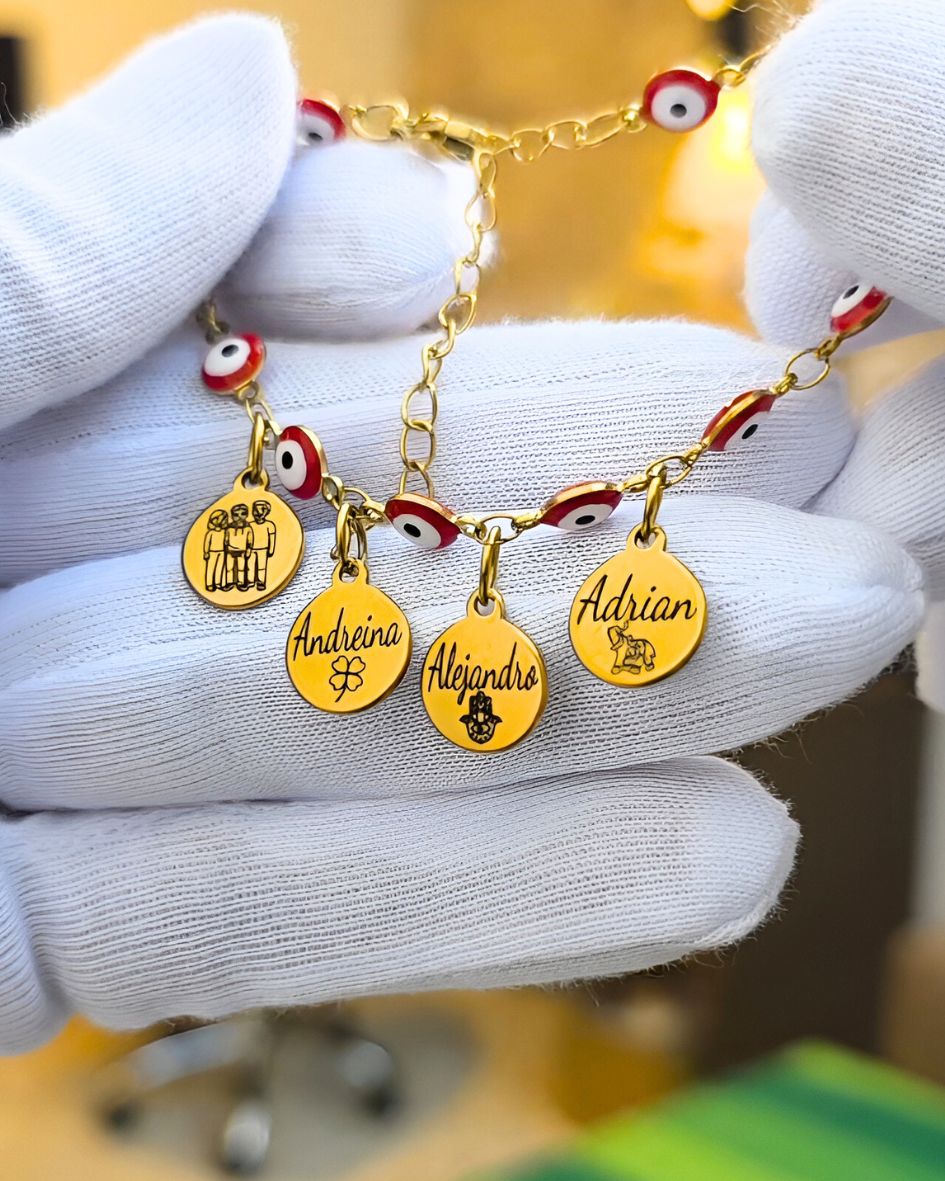 Pulsera Ojo Turco grabada con los nombres de la familia en acero