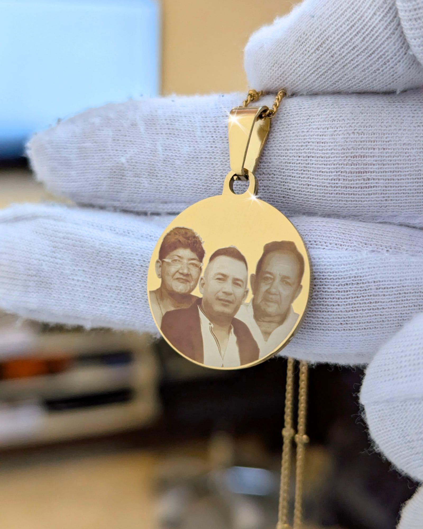 Necklace with photo in realistic format and message on the back