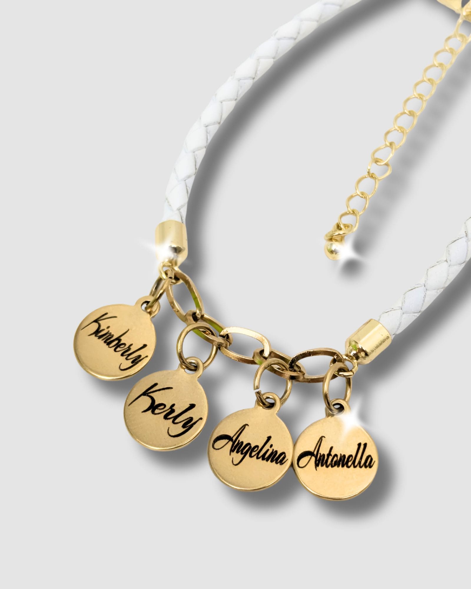 Pulsera con nombres de la familia en cuero