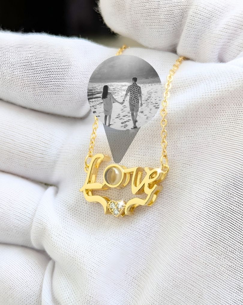 Collar LOVE con micro grabado de proyección