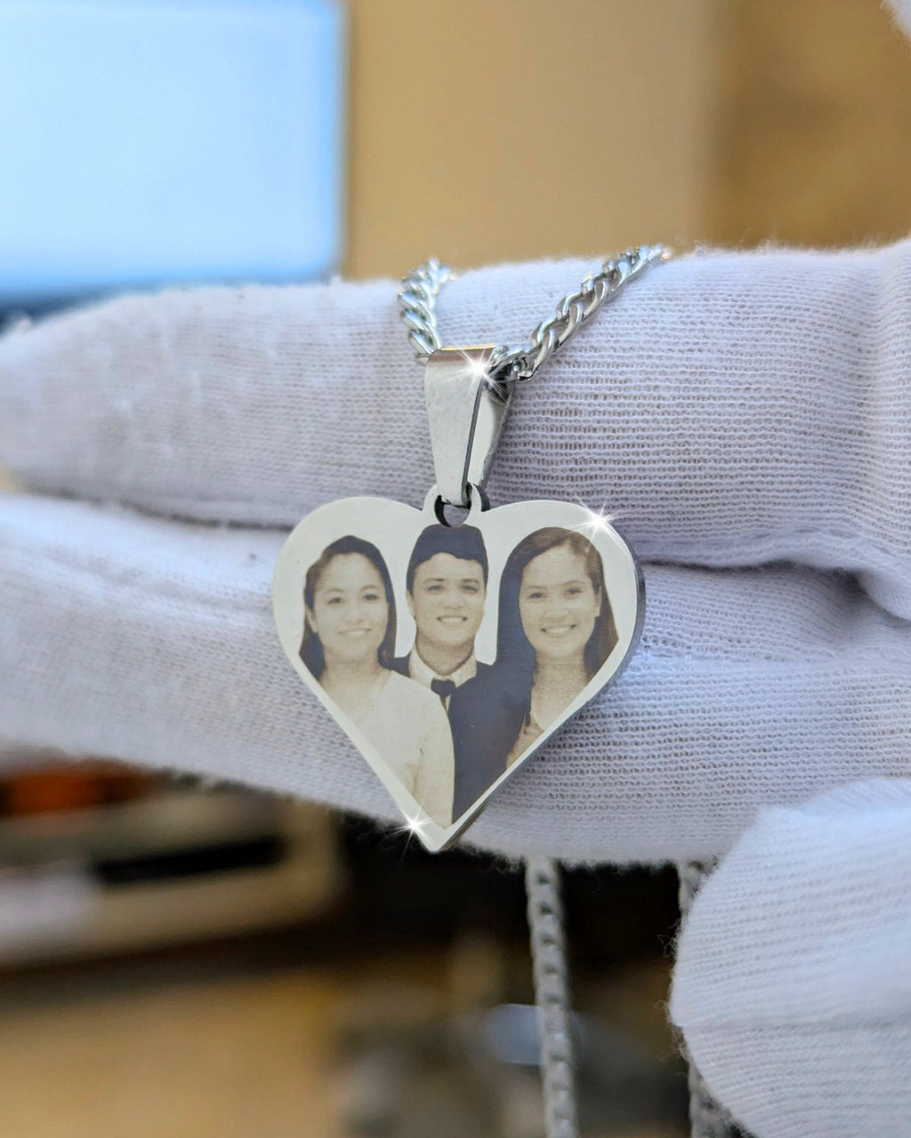 Necklace with photo in realistic format and message on the back