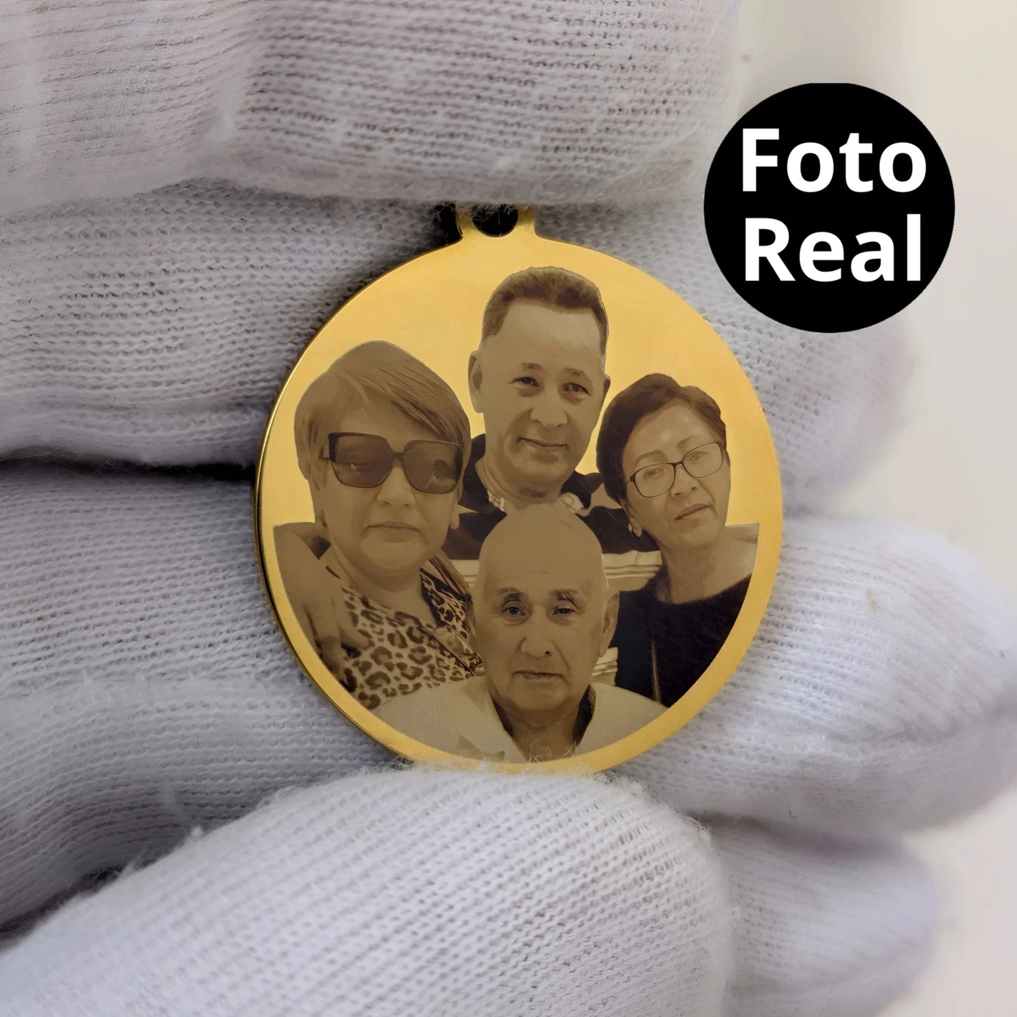 Collar con foto en formato realista y mensaje en la parte de atrás