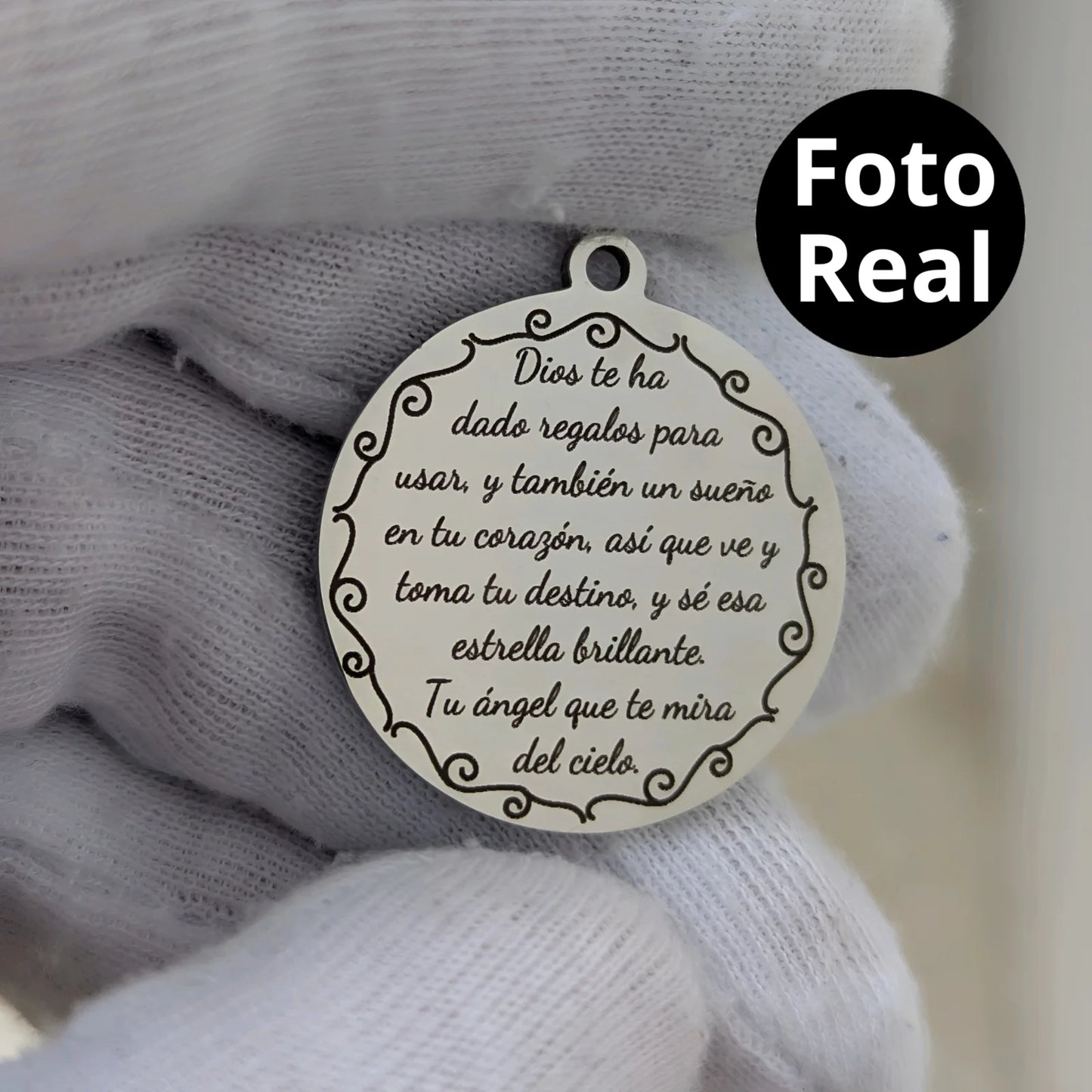 Collar con foto en formato realista y mensaje en la parte de atrás