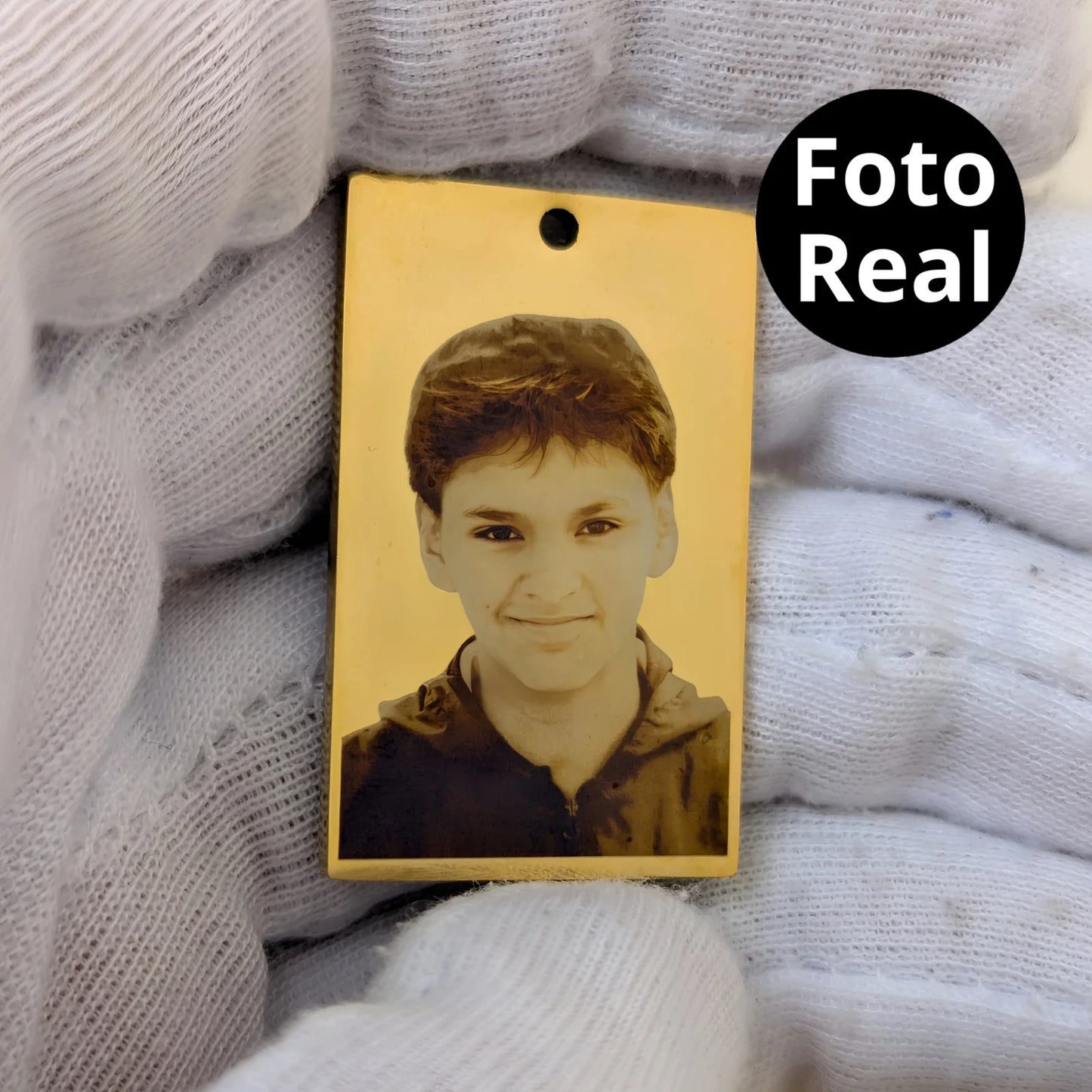 Collar con foto en formato realista y mensaje en la parte de atrás