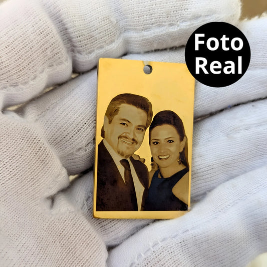 Collar con foto en formato realista y mensaje en la parte de atrás